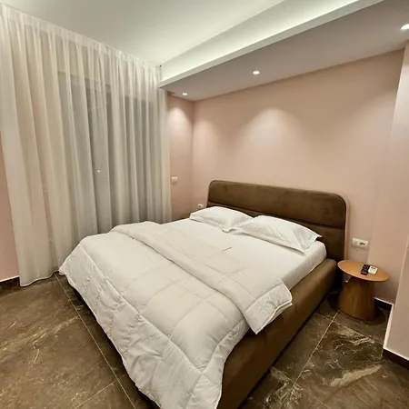 Agate Center Apartment *